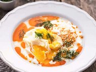 Рецепта Яйца по панагюрски с кисело мляко, чесън и червен пипер